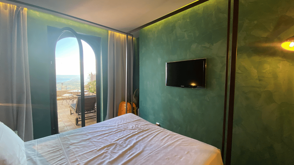 Villa Ducale Taormina Schlafzimmer Fernseher