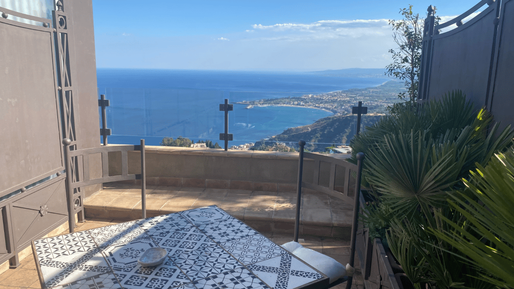 Villa Ducale Taormina Terrasse Tischchen Und Aussicht