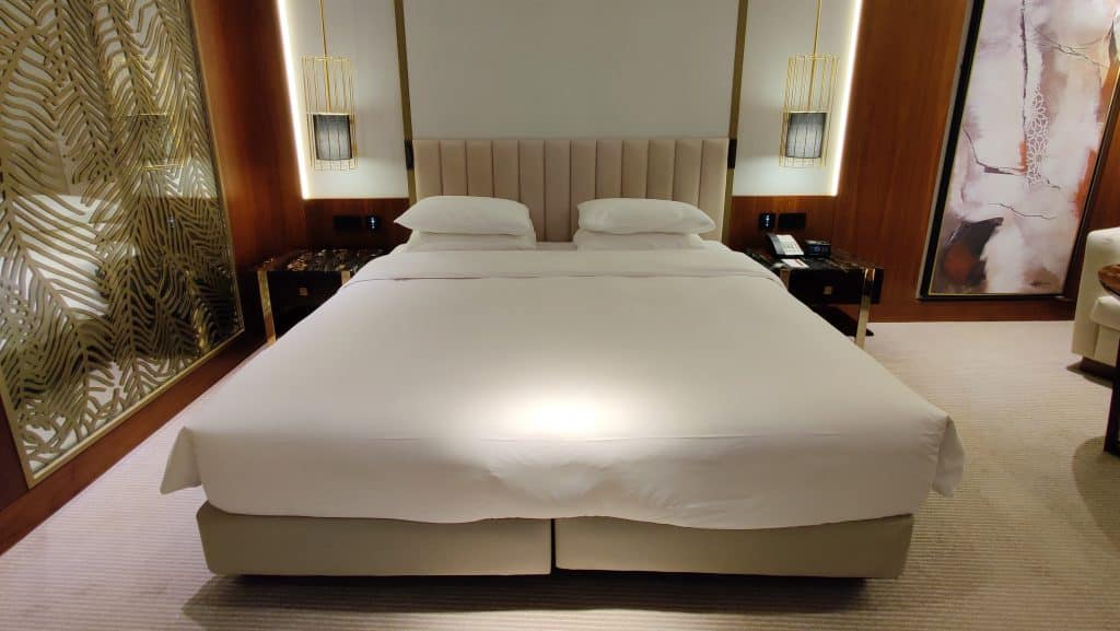 Grand Hyatt Dubai Zimmer Bett 2