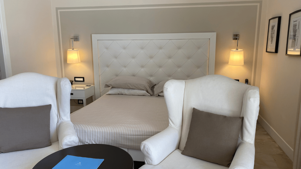 Hotel Borgo Di Luce I Monasteri Zimmer Sessel Bett