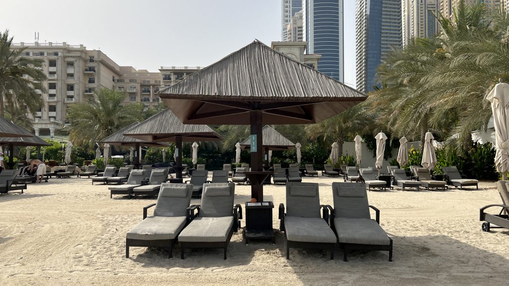 Le Méridien Dubai Mina Seyahi Strand Liegen