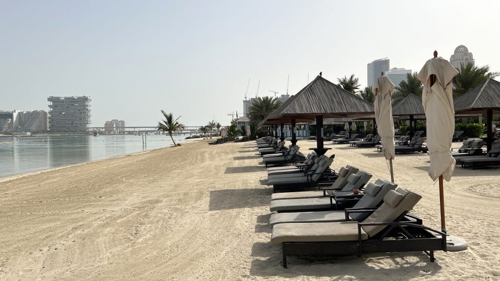 Le Méridien Dubai Mina Seyahi Strand Liegen 2