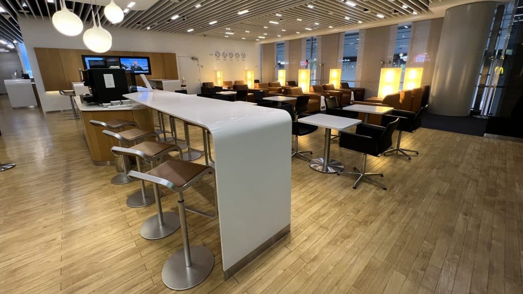 Lufthansa Senator Lounge Dubai Hochtisch