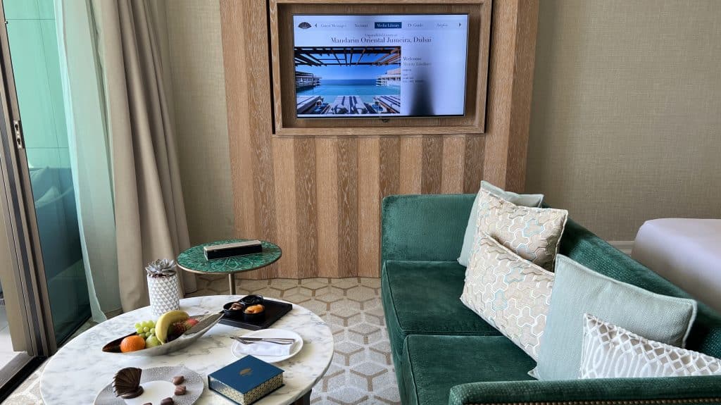 Mandarin Oriental Jumeira Dubai Zimmer Couch