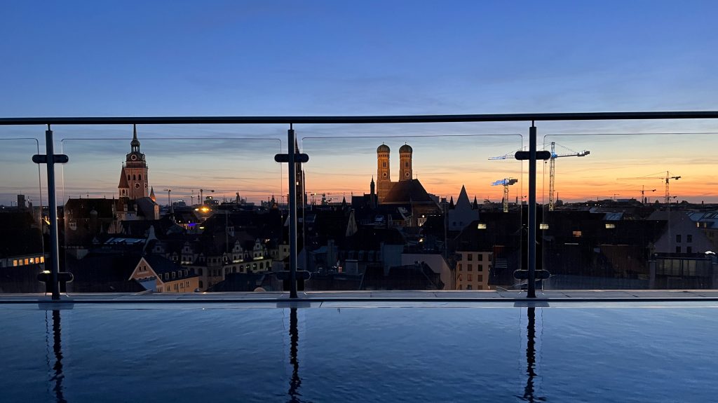 Mandarin Oriental München Rooftop Pool Abend