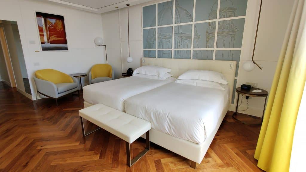 The Britannique Hotel Neapel Zimmer Bett