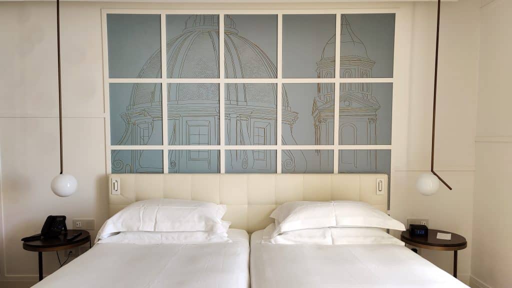 The Britannique Hotel Neapel Zimmer Bett 2