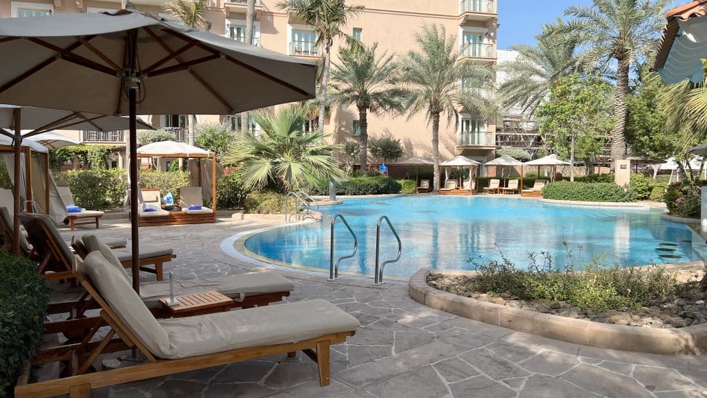 The Ritz Carlton Dubai Family Pool Liegen