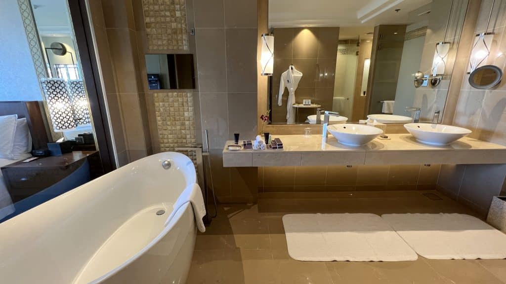 The Ritz Carlton Dubai Zimmer Bad 2