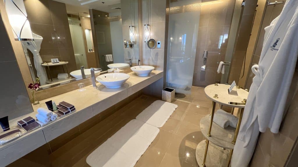 The Ritz Carlton Dubai Zimmer Bad 3