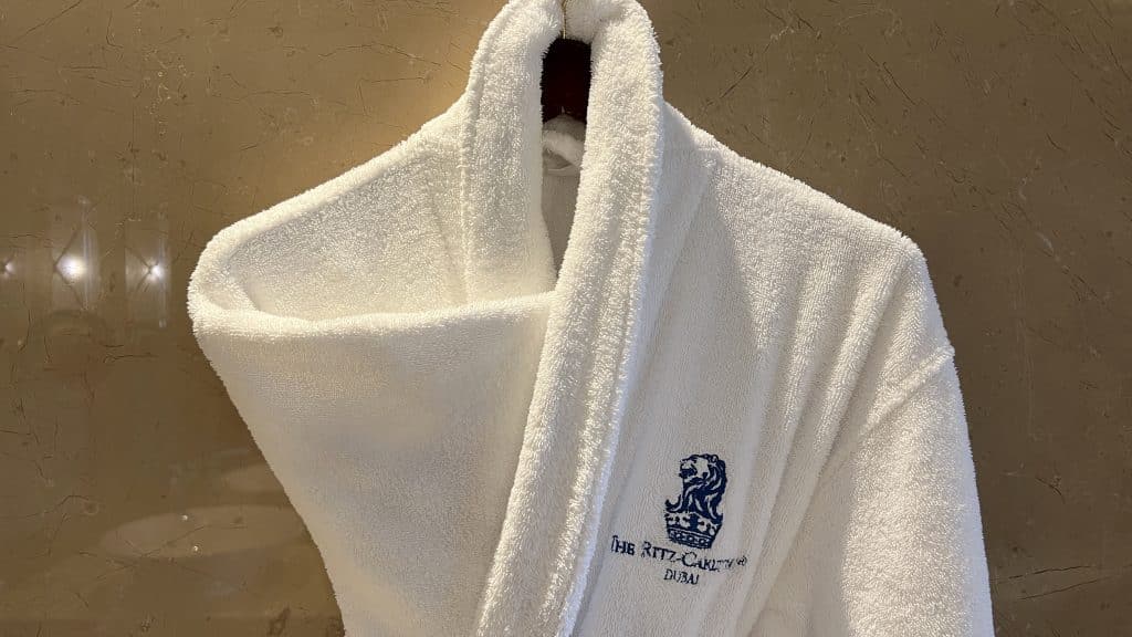 The Ritz Carlton Dubai Zimmer Bad Bademantel