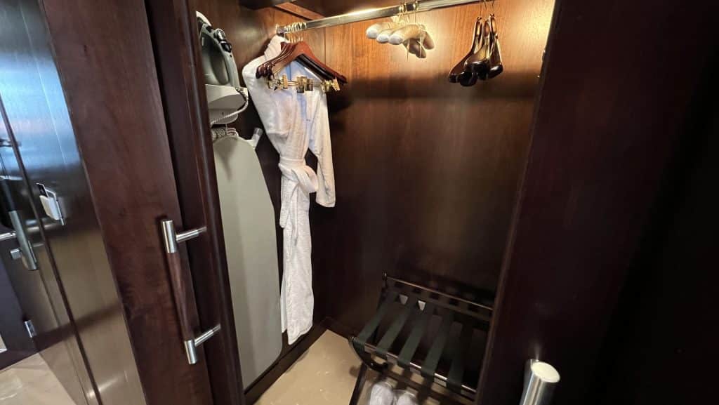 The Ritz Carlton Dubai Zimmer Kleiderschrank