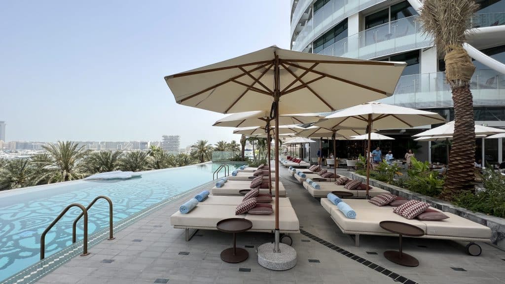 W Dubai Mina Seyahi Pool Liegen 10