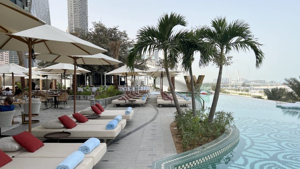 W Dubai Mina Seyahi Pool Liegen 3