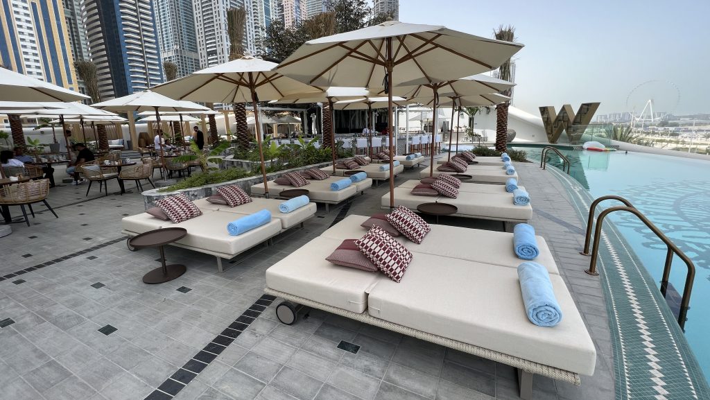 W Dubai Mina Seyahi Pool Liegen 6