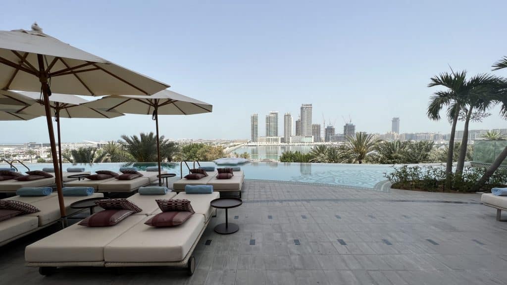 W Dubai Mina Seyahi Pool Liegen 7