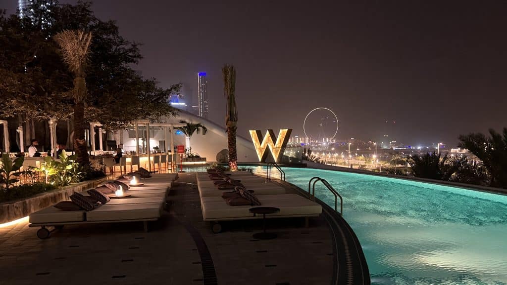 W Dubai Mina Seyahi Pool Nacht 2