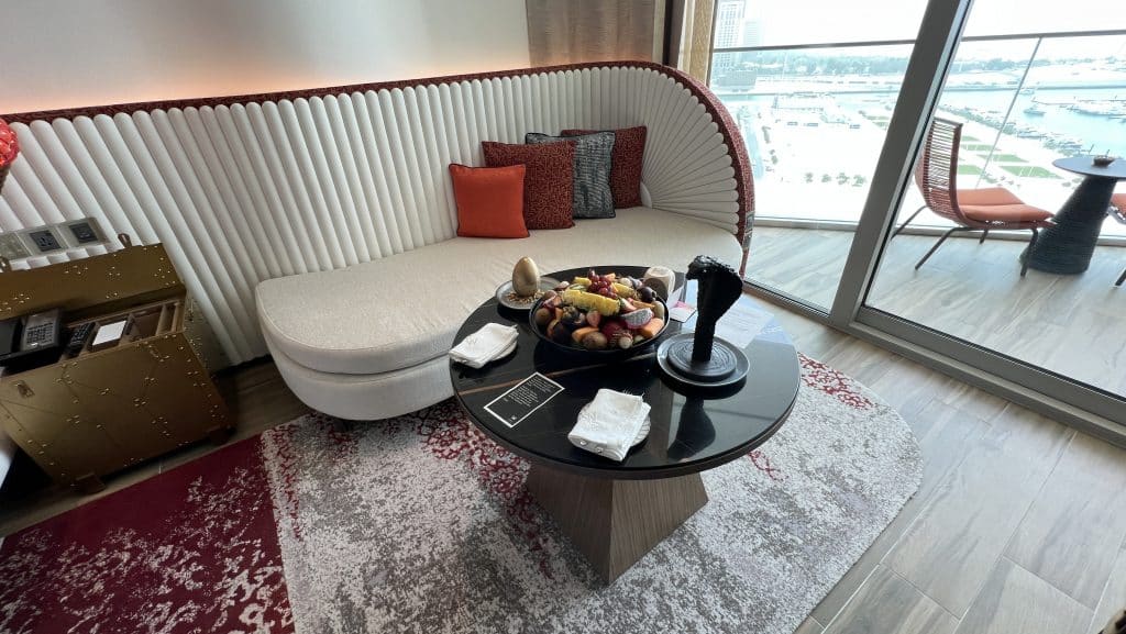 W Dubai Mina Seyahi Zimmer Tisch Couch