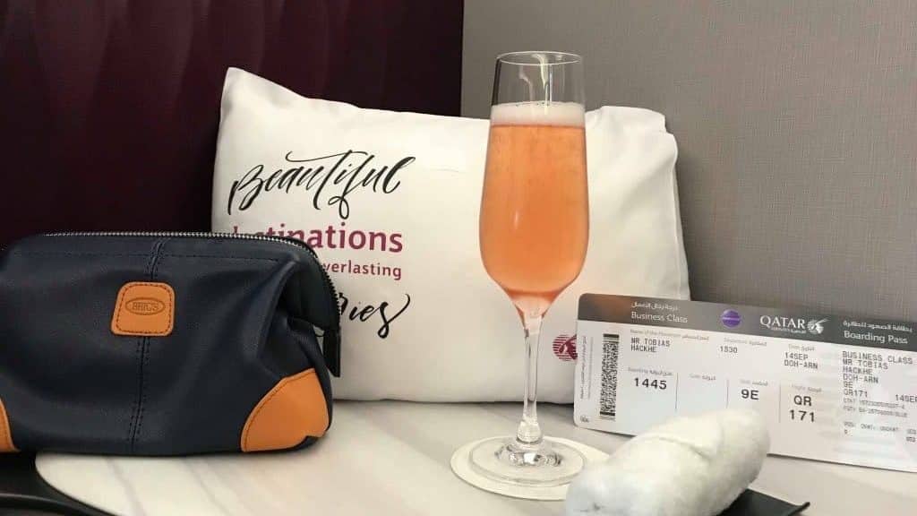 Qatar Airways Amenity Kit, Welcome Drink, Pillow und Erfrischungstuch