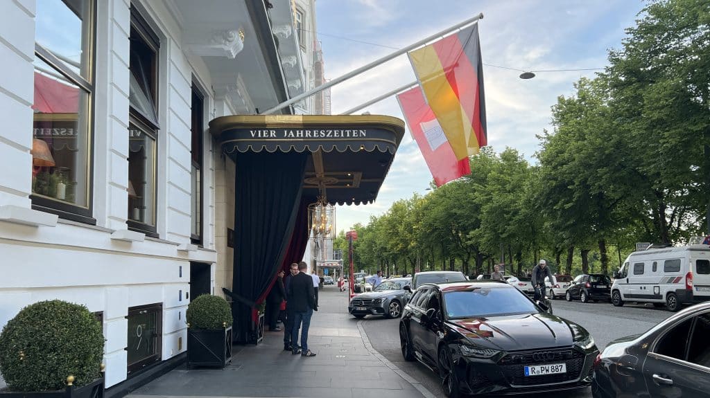 Fairmont Hotel Vier Jahreszeiten Hamburg Eingang