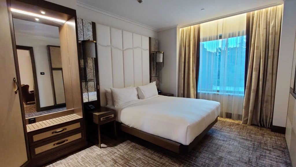 Hilton Podgorica Suite Schlafzimmer