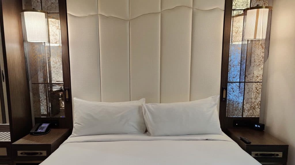 Hilton Podgorica Suite Schlafzimmer Bett