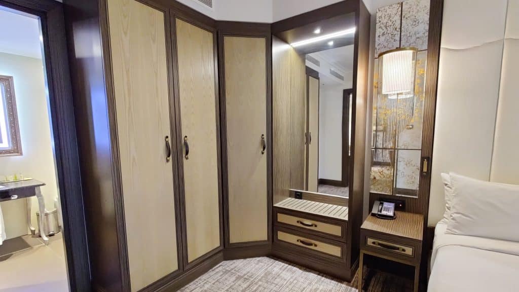Hilton Podgorica Suite Schlafzimmer Kleiderschrank