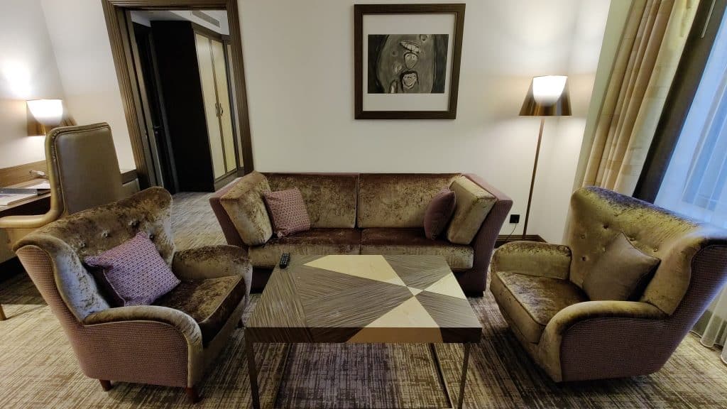 Hilton Podgorica Suite Wohnzimmer Couch