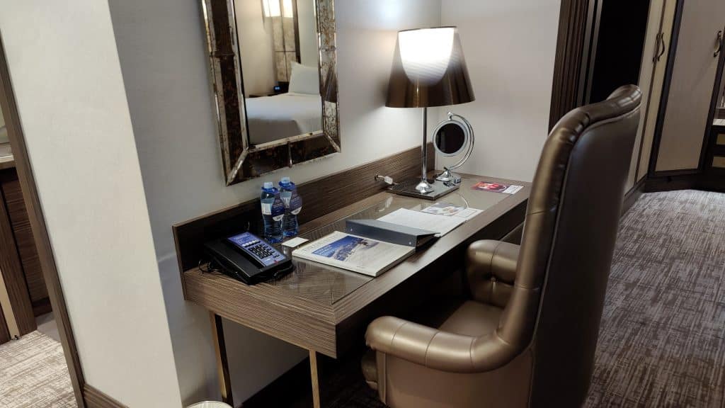 Hilton Podgorica Suite Wohnzimmer Schreibtisch