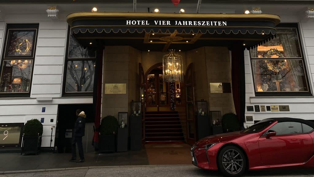 Hotel Vier Jahrszeiten Hamburg Eingang 1