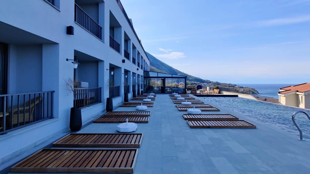 Vivid Blue Serenity Resort Pool Liegen