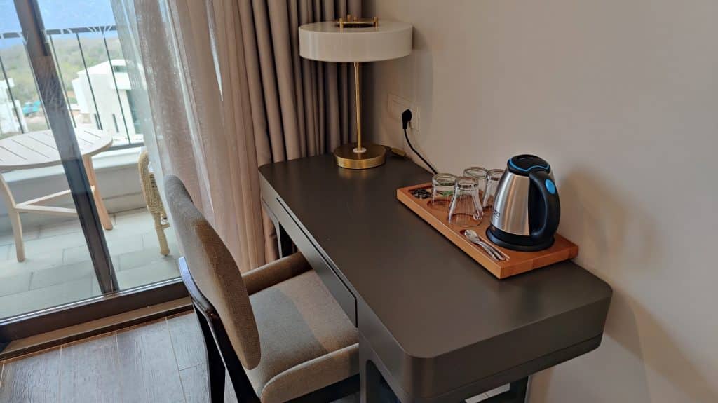 Vivid Blue Serenity Resort Zimmer Schreibtisch
