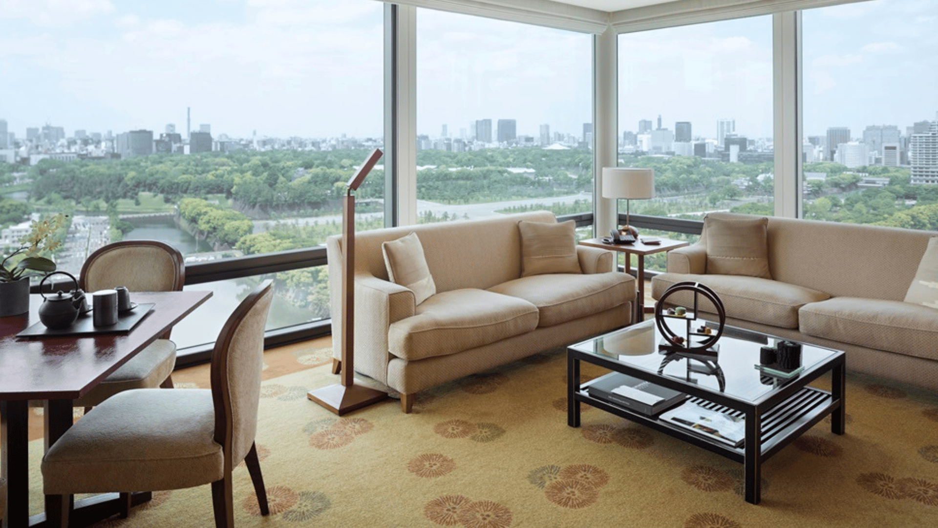 The Peninsula Tokyo Deluxe Suite Wohnbereich
