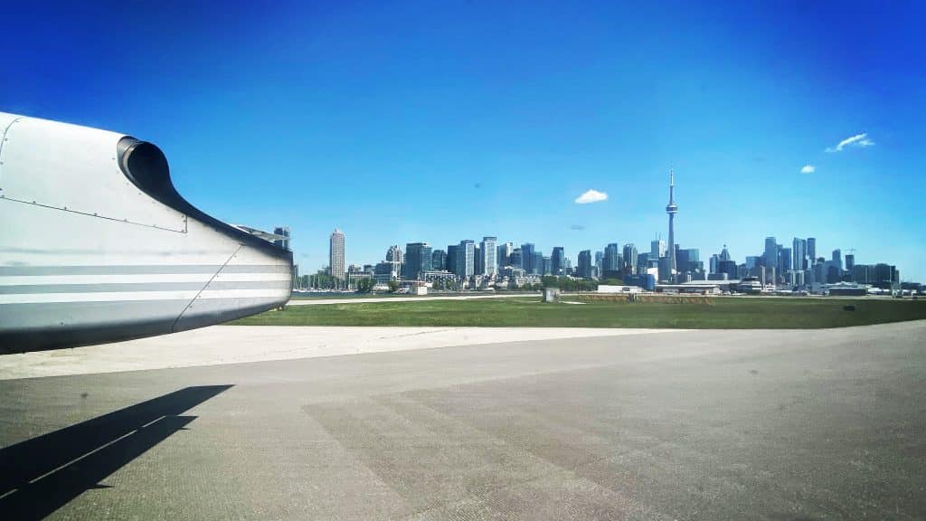 Landung am Toronto City Airport mit Skyline im Hintergrund
