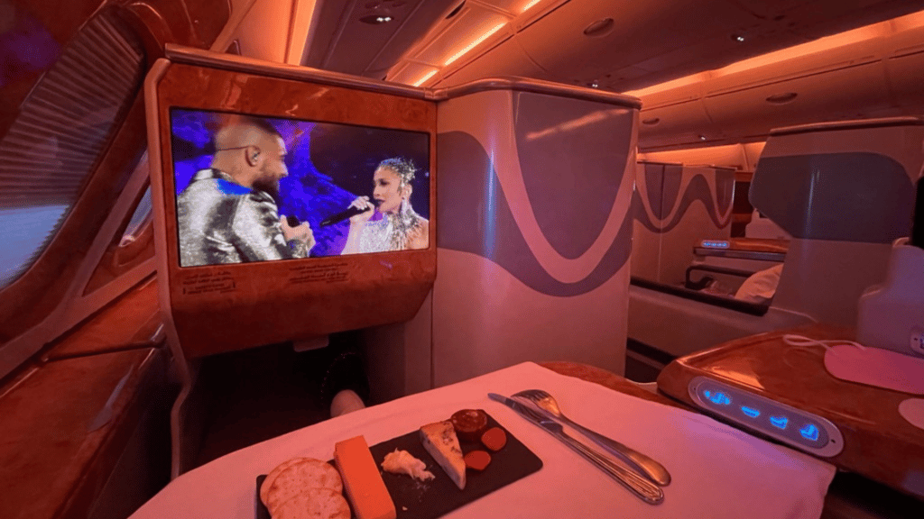 Emirates Airbus A380 Business Class Kaese