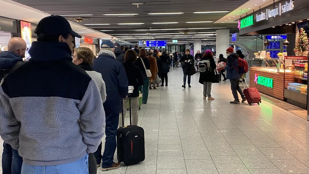 Warteschlange Sicherheitskontrolle Flughafen Frankfurt Abflug A