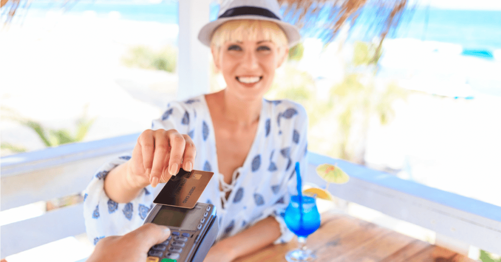 Kontaktlos Zahlungen funktionieren auch im Urlaub, vorausgesetzt das Kartenlesegerät unterstützt NFC-Technologie