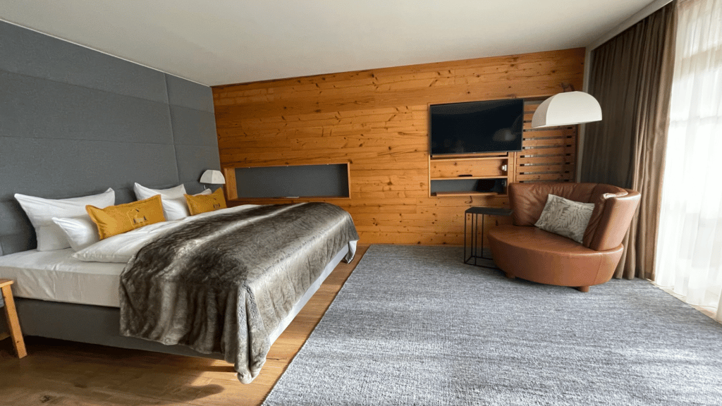 Grand Tirolia Kitzbuehl Hotel Deluxe Zimmer Alpenblick Bett