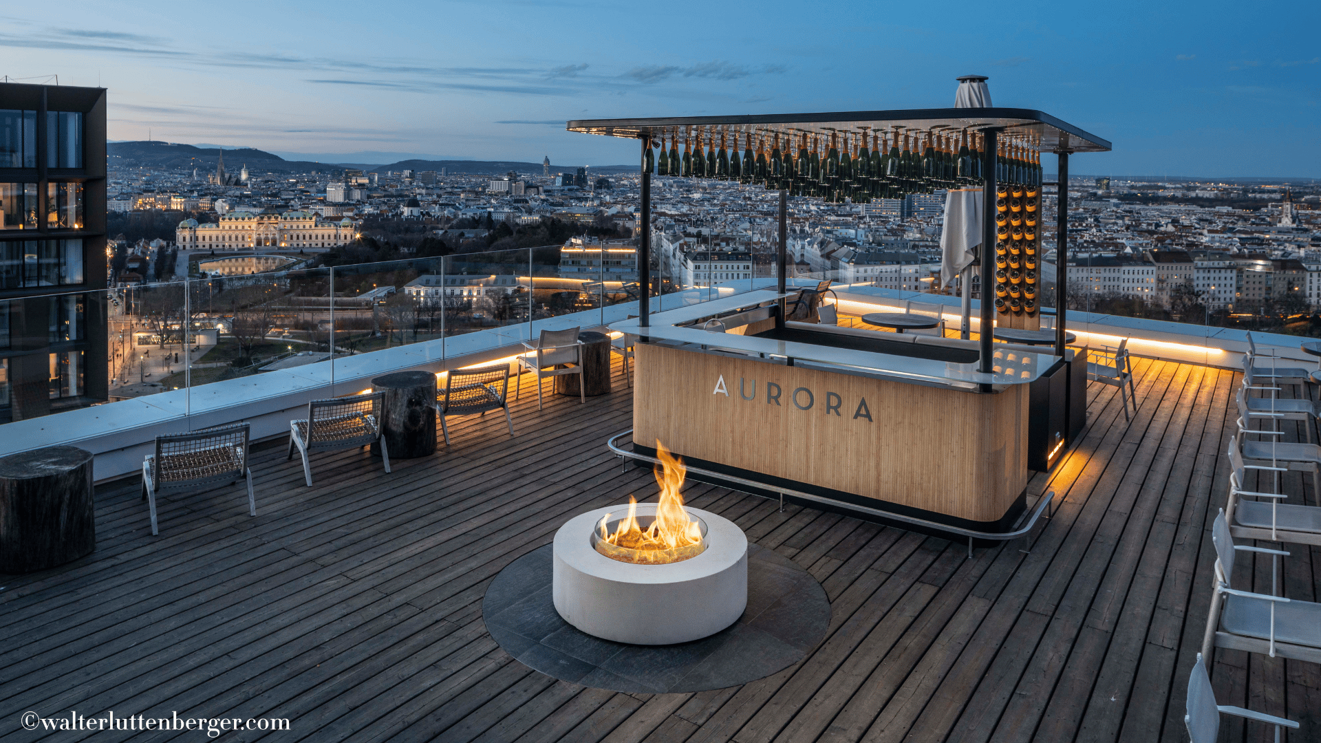 Andaz Wien Aurora Rooftop Bar Abend