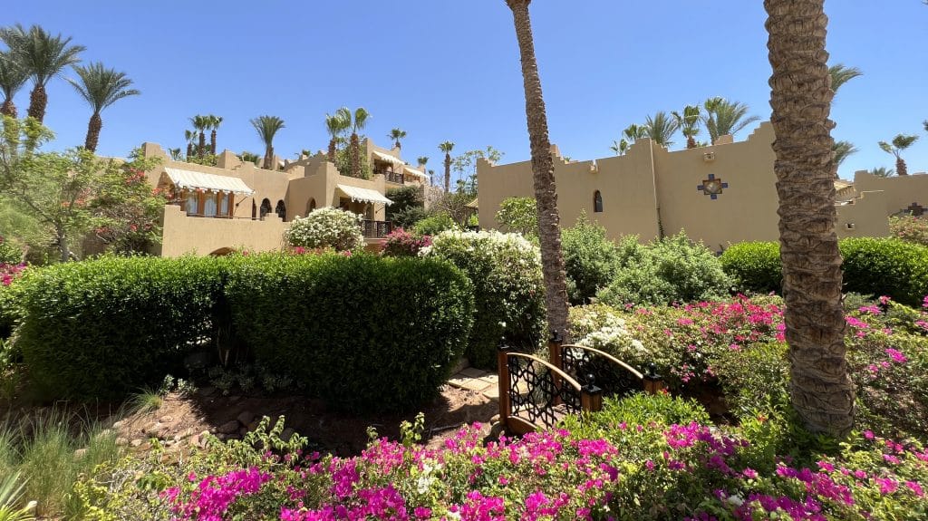 Four Seasons Sharm El Sheikh Gelaende mit viel Vegetation