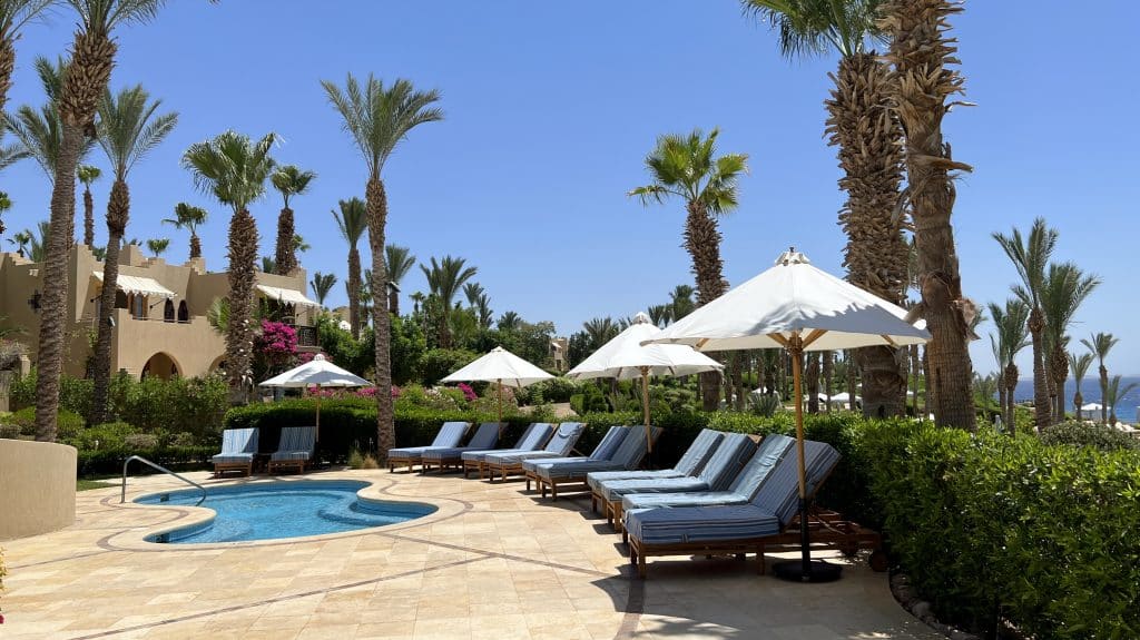 Four Seasons Sharm El Sheikh Gezira Pool mit Liegen