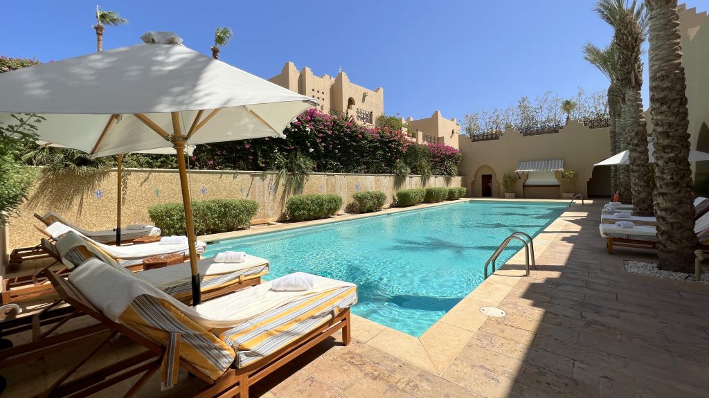 Four Seasons Sharm El Sheikh Spa Pool mit Liegen