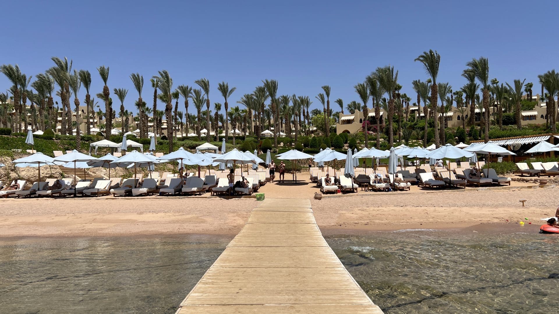 Four Seasons Sharm El Sheikh Strand voll gestellt mit Liegen