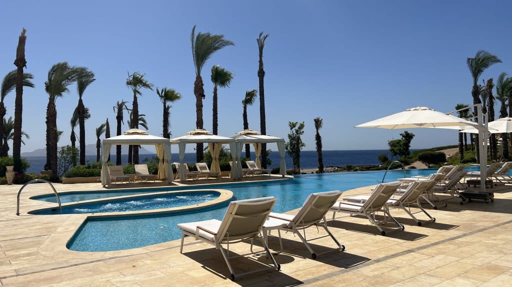 Four Seasons Sharm El Sheikh Waha Pool mit tollem Blick auf das Meer