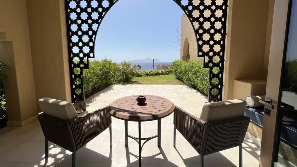 Four Seasons Sharm El Sheikh Zimmer Terrasse mit Blick auf das Meer
