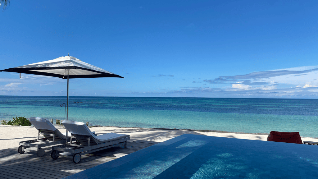 Four Seasons Resort Seychelles At Desroches Island Pool Liegen Ausblick Meer