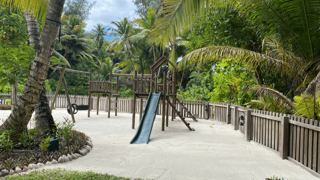 Four Seasons Resort Seychelles At Desroches Island Strand Spielplatz