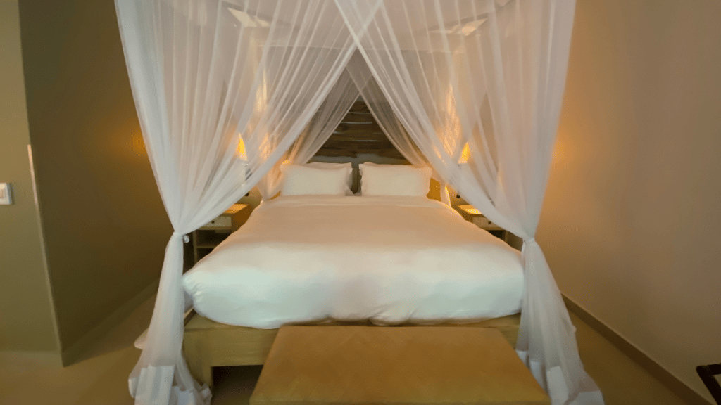 Kempinski Seychelles Schlafzimmer Bett