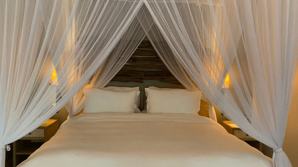 Kempinski Seychelles Schlafzimmer Bett 2
