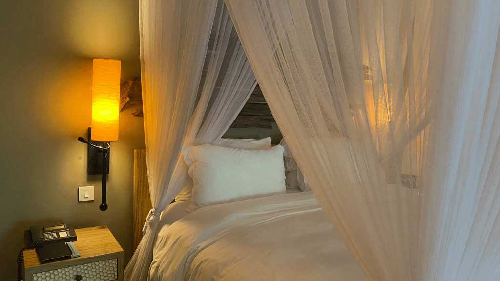 Kempinski Seychelles Schlafzimmer Bett 4